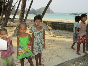 Local kids, Ngapali Beach