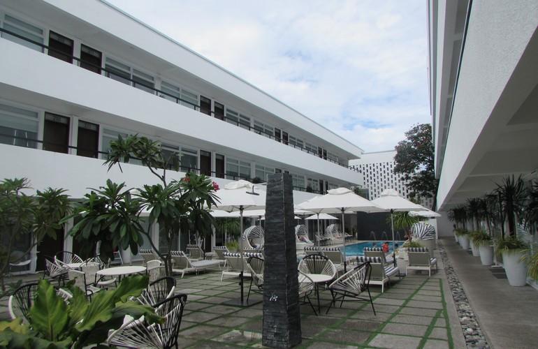 Courtyard, Coast