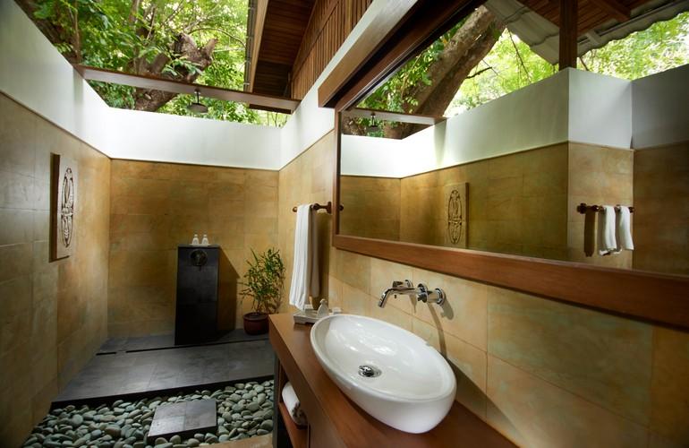 Villa bathroom, Siladen Resort & Spa