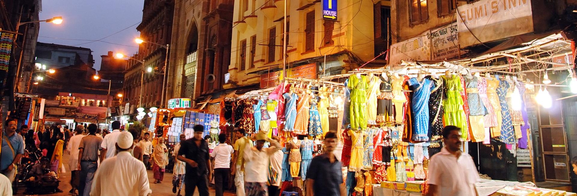 Busy street scene in Kolkata, India