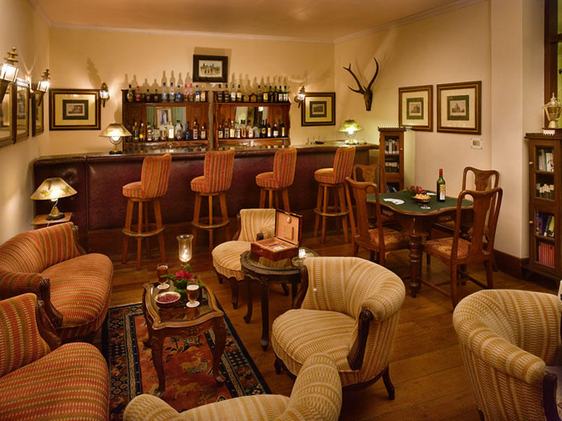 Bar, Elgin Silver Oaks