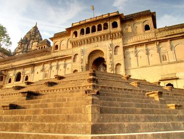 Steps leading up to fort door and temple, Maheshwar