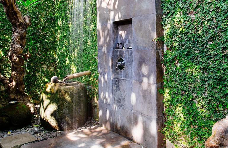 Outdoor shower, Villa Belong Dua