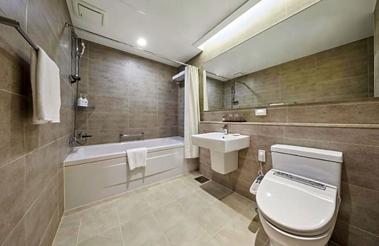 Family Suite Bathroom