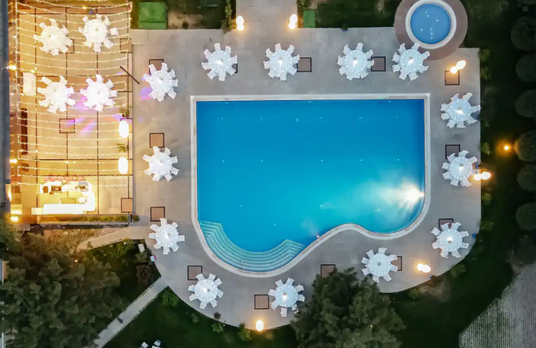 Birds-eye-view of the pool