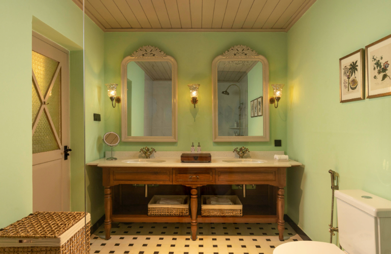 Planter Suite Bathroom